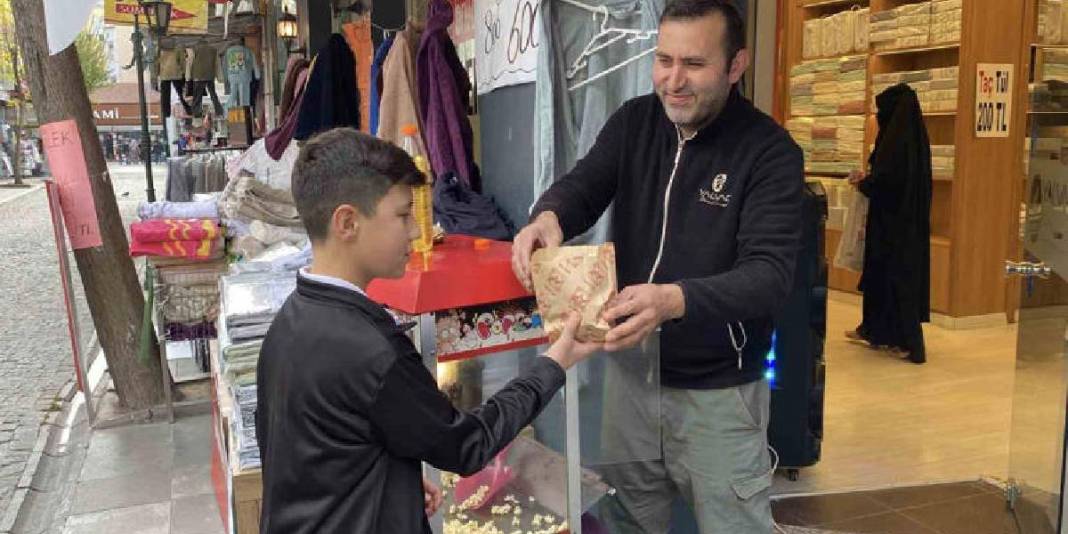 Müşteri çekebilmek için öyle bir şey yapıyor ki! Her gün 20 kilo bedava dağıtıyor: Maksat kalabalık görünsün 3